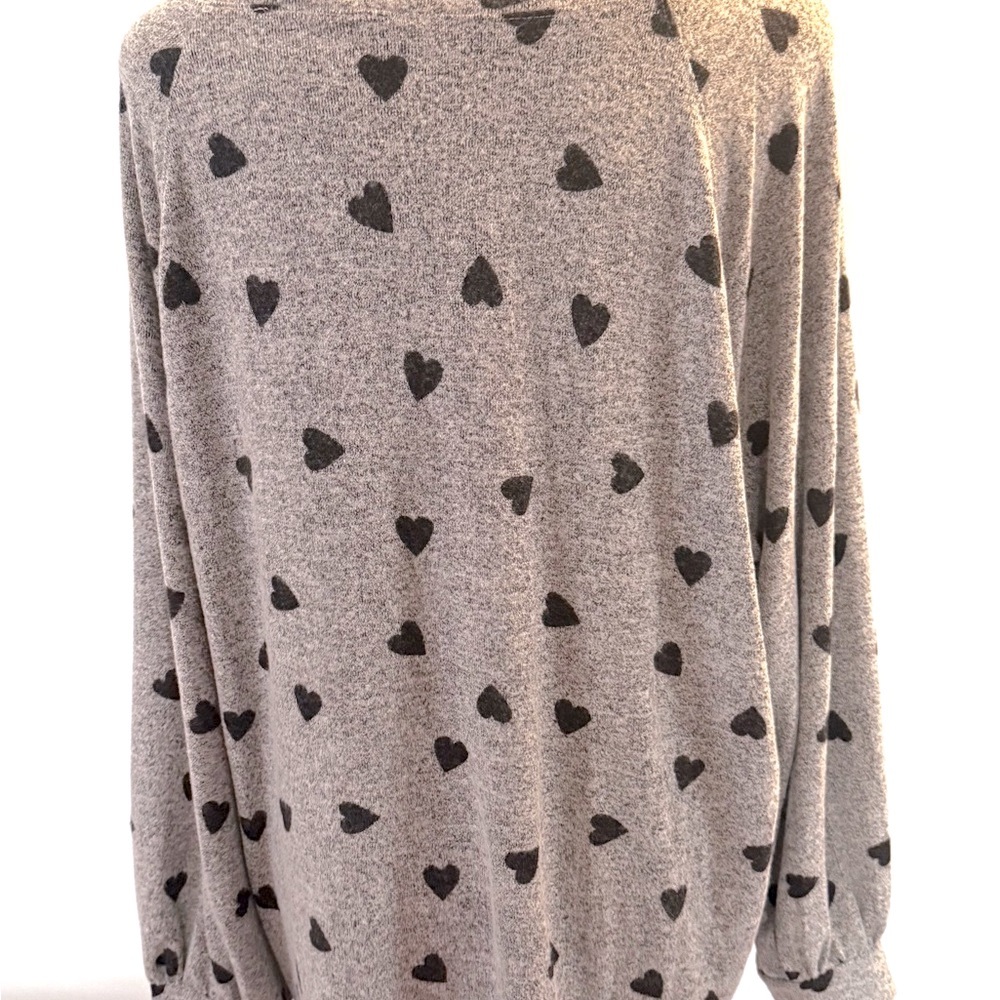 🖤EUC LUCKY brand log  sleeve, v- neck, grey and black hearts. Super soft! - Picture 3 of 10